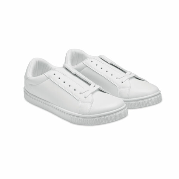sneakers med logo.jpg