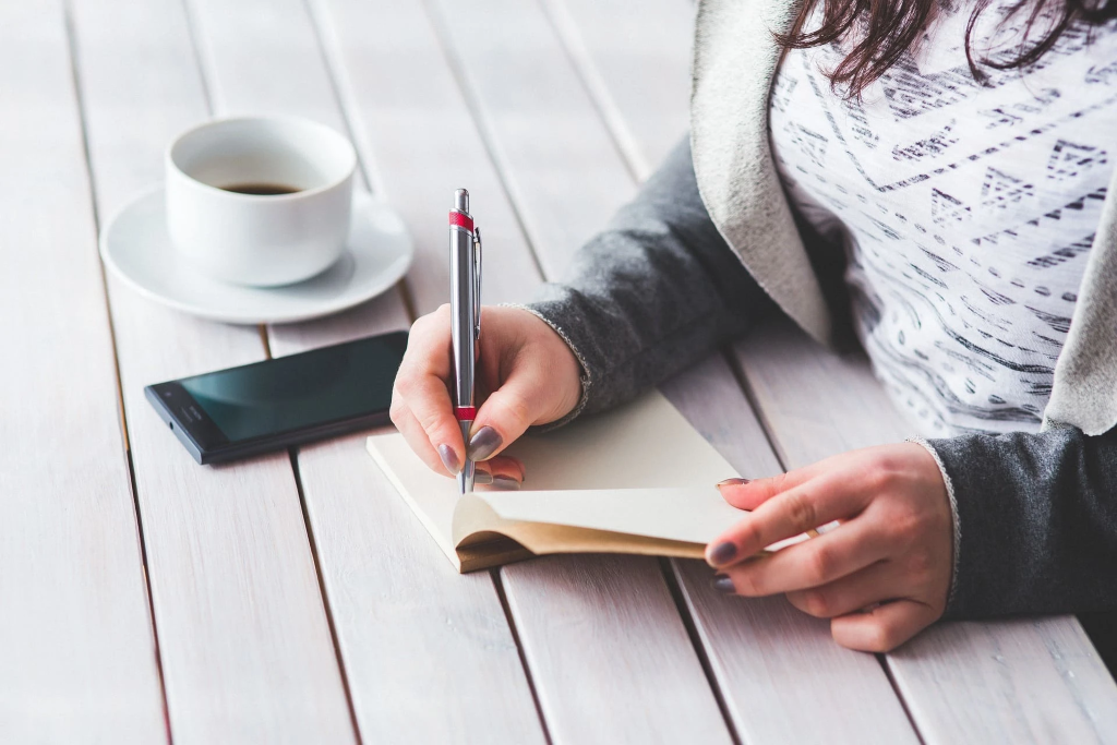 donna-che-scrive-con-penna-personalizzata-fichissima-res.png